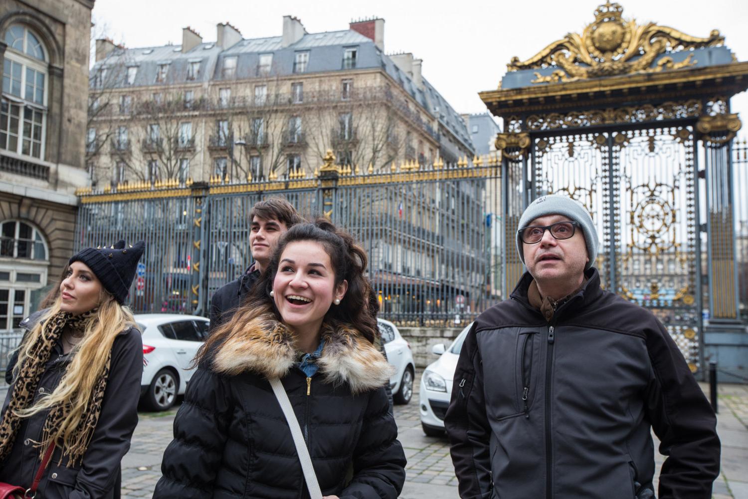 <a href='http://szji.qukmj.com/'>博彩网址大全</a> French Professor Pascal Rollet leads students on a study tour in Paris.